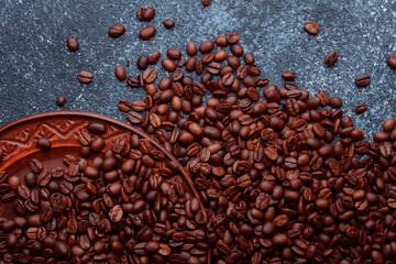 Obraz premium Roasted coffee beans in bowl. Rusty background for coffee shop menu. Top view and copy space.