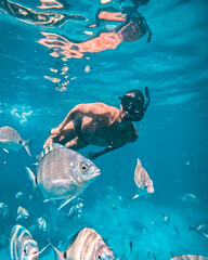 Inicio do verão - homem mergulhando na lagoa azul em Angra dos Reis-RJ