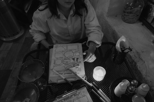 Intima cena a la luz de las velas entre dos personas en un elegante restaurante. Las suaves luces crean un ambiente rom&aacute;ntico y acogedor, mientras los comensales disfrutan de una deliciosa comida.