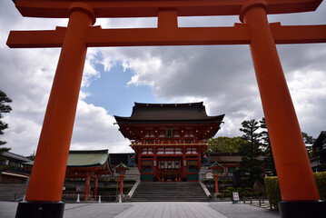 伏見稲荷　鳥居越しの楼門【重要文化財】