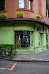 Fototapeta premium Ventana de una tienda de ropa con maniquís dentro 