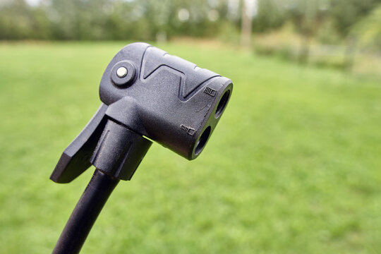 Dual valve head for bike pump switches between Presta and Schrader valves easily and without any air leaks.