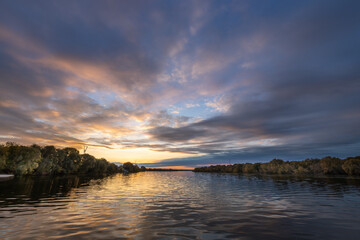 Obraz premium The sky is a beautiful mix of orange and blue hues, creating a serene