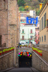 Colorida fotografía de la ciudad de Guanajuato preparándose para recibir día de muertos....