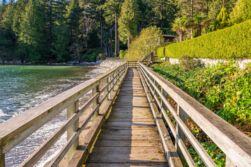 Obraz premium Ocean beach with waves and rocks at Fall day in Vancouver, Canada, North America. Day time on November 2024.