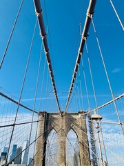Obraz premium NEW YORK - November 21, 2020: Brooklyn Bridge on a sunny day