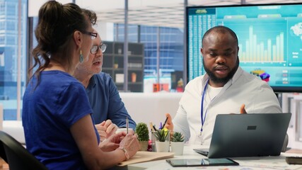 Obraz premium Elderly couple meeting with a financial expert to develop a tailored retirement strategy and covering future savings. Discussing plans for investment and long term financial goals. Camera A.