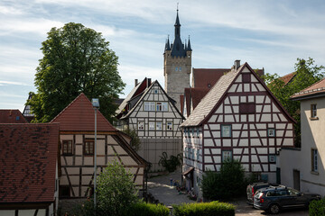 Fachwerkhäuser in der Altstadt von Bad Wimpfen, im Hintergrund der blaue Turm