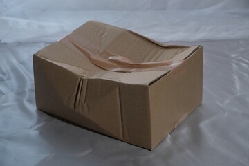 潰れた段ボール　配送　物流