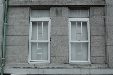 古いビルの外壁　窓　風景　建物