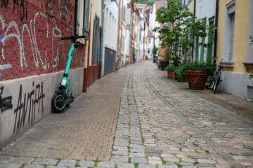 Altstadtgasse in Heidelberg mit einem abgestellren E-Scooter