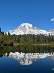 Fototapeta premium Mount Rainier at Bench Lake