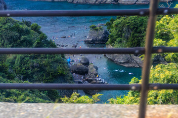 岬の展望台から見下ろす美しいヒリゾ浜の紺碧の海。
伊豆半島の最南端、下田駅から出発する東海バス。
南伊豆の海岸線を走り、中木へと至る。
静岡県伊豆半島賀茂郡南伊豆町中木ヒリゾ浜2024年

静岡県伊豆半島賀茂郡南伊豆町中木あいあい岬-2024年
