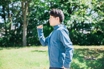 長袖を着てランニングする男性
A man running wearing long sleeves