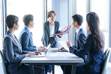 会議室でミーティングをするビジネスパーソン