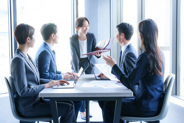 会議室でミーティングをするビジネスパーソン