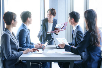 会議室でミーティングをするビジネスパーソン