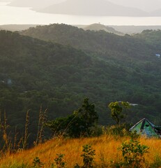 Namiot znajdujący się na górze i przepiękna panorama na tropikalny las. Pojedynczy namiot i tropikalna przyroda w tle. Liczne góry i widok na góry w mieście Coron, Filipiny. © Adam