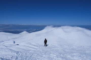 冬の八甲田山でスノーハイクを楽しむ人