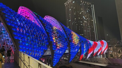 Obraz premium KUALA LUMPUR, MALAYSIA - OCTOBER 20, 2024 : view of Saloma Link, a landmark bridge that connect Kuala Lumpur city centre and Kampung Bharu, a cultural local attraction in Malaysia