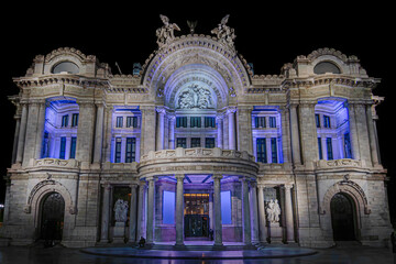 Obraz premium Nighttime View of the Palacio de Bellas Artes in Mexico City