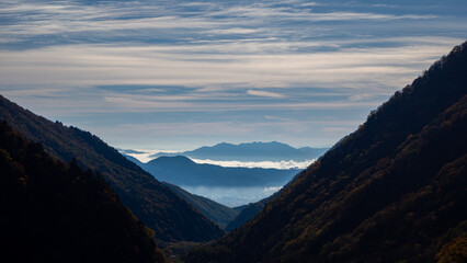 秋の空と紅葉の山並み　長野県