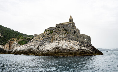 portovenere, cinque terre, gassen, castello, hafen, boote, rundgang, kirche, chiesa di san pietro,...
