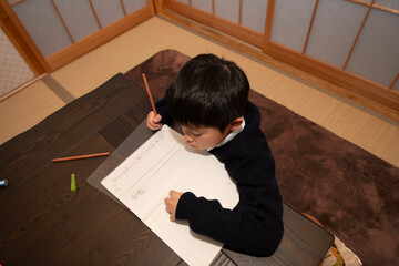 勉強する子供