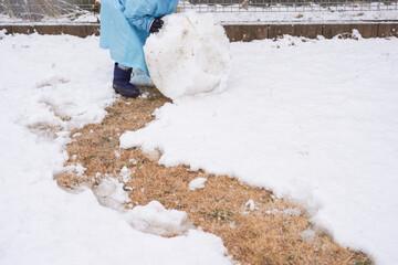 雪だるまを作る子ども