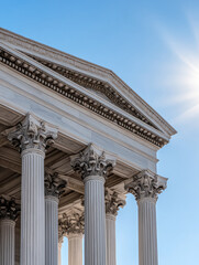 Obraz premium Majestic building with classical columns under a bright blue sky during midday