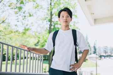 爽やかに通学する男子大学生
A male university student walking to school refreshingly