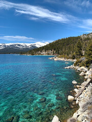 Obraz premium Crystal Clear Waters and Pine Forest with Mountain Views at Lake Tahoe