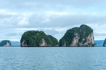 Fototapeta premium Rocky landscape in the water in Phang-Nga Bay in Thailand