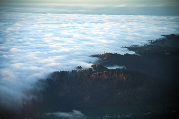 Sendemast oder Leuchtturm? Inversionswetterlage am Bodensee und im Rheintal, Wolken h&auml;ngen am Berg, Aus einer UL-Flugmaschine heraus fotografiert,
