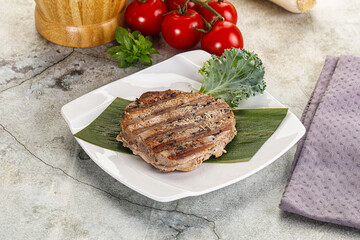 Grilled tuna medallion in the plate