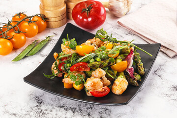 Gourmet salad with prawn and asparagus