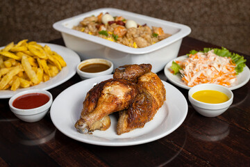 Pollo a la brasa con chaufa samsi, papas y plátanos fritos y ensalada