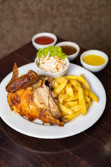 Pollo a la brasa con papas fritas y ensalada