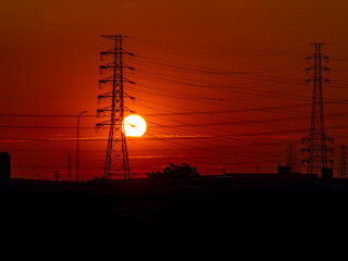 真っ赤な夕日と送電鉄塔
