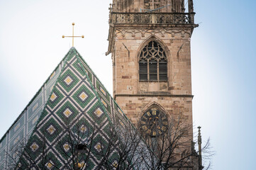 Bolzano between dusk and night. Christmas atmospheres among the historic buildings. Advent.
