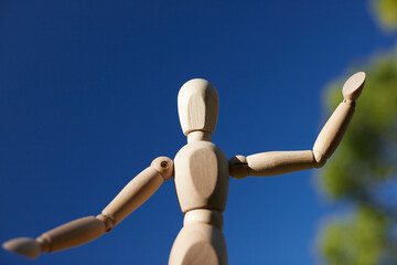 秋のきれいな青空とポーズする可愛いマネキン人形の様子