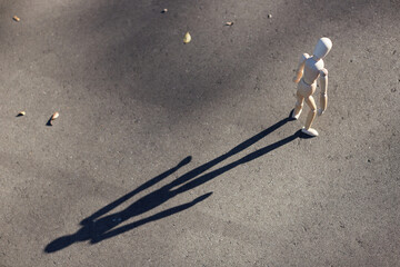 夕方の公園の道路に立っている可愛いマネキン人形の様子