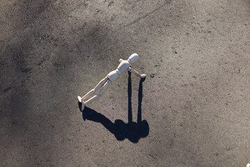 道路の地面に座っている可愛いマネキン人形の様子