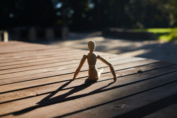 秋の公園のベンチに座る可愛いマネキン人形の様子