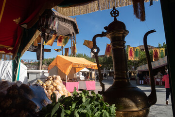 Mercado cervantino en el centro historico de Alcalá de Henares, Madrid, España.