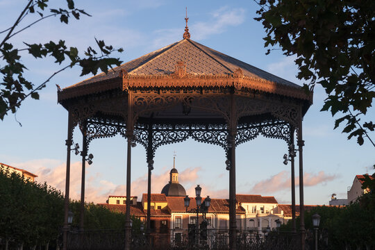 Amanecer en la plaza Cervantes con el kiosko de musica en el casco antiguo de Alcala de Henares, Madrid, Espa&ntilde;a.