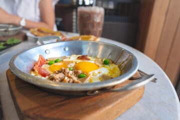 Pan-fried egg with toppings, Thai style, Scrambled egg, Sunny side up
