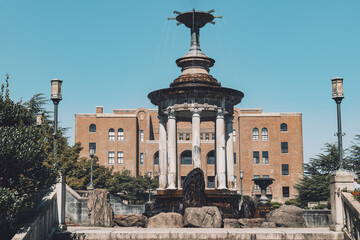 Obraz premium 愛知県名古屋市にある鶴舞公園のレトロな噴水塔と名古屋公会堂