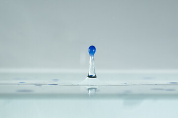 farbe tropfen wasser blau