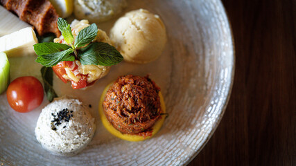 It is possible to define the hors d'oeuvre plate, which means 
